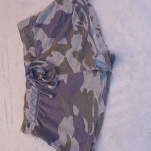 VANILLASTAR Comfy Camo Shorts Size L